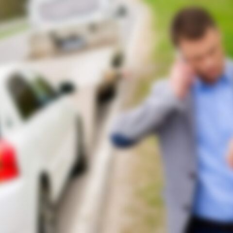 Yolda Lastiğiniz Patladığında Yapmanız Gerekenler: Profesyonel Yol Yardımının Önemi